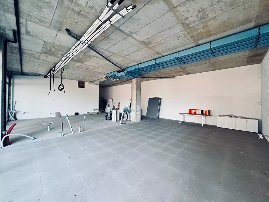 Immagine 3 di Locale commerciale in vendita  in piazza L. tenco a Jesolo