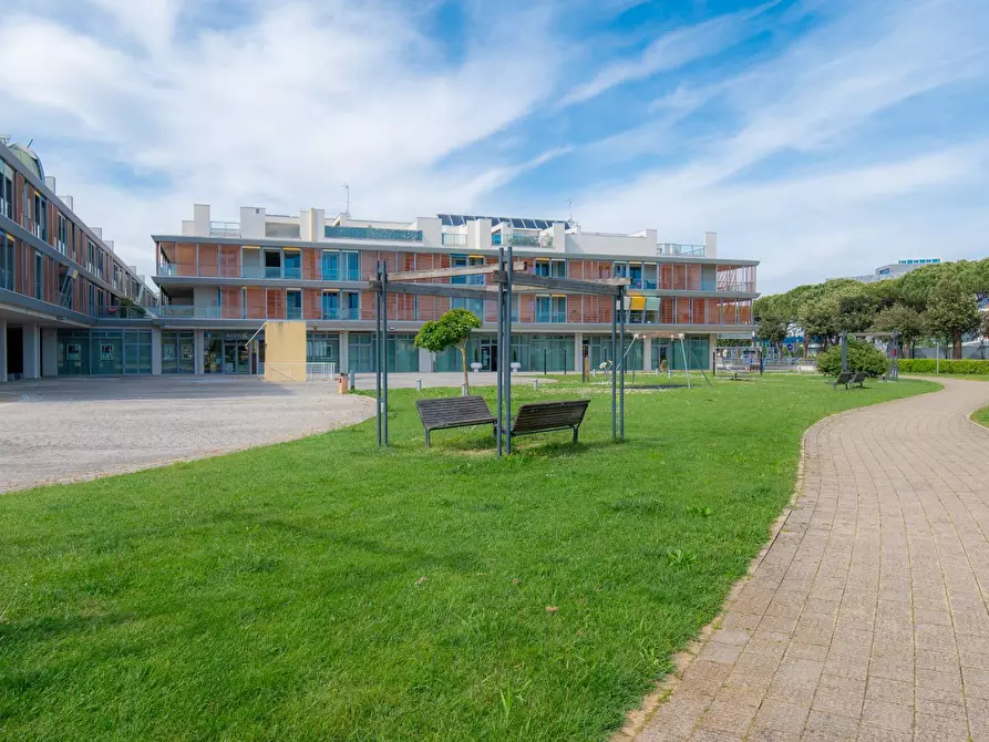 Immagine 13 di Locale commerciale in vendita  in piazza L. tenco a Jesolo