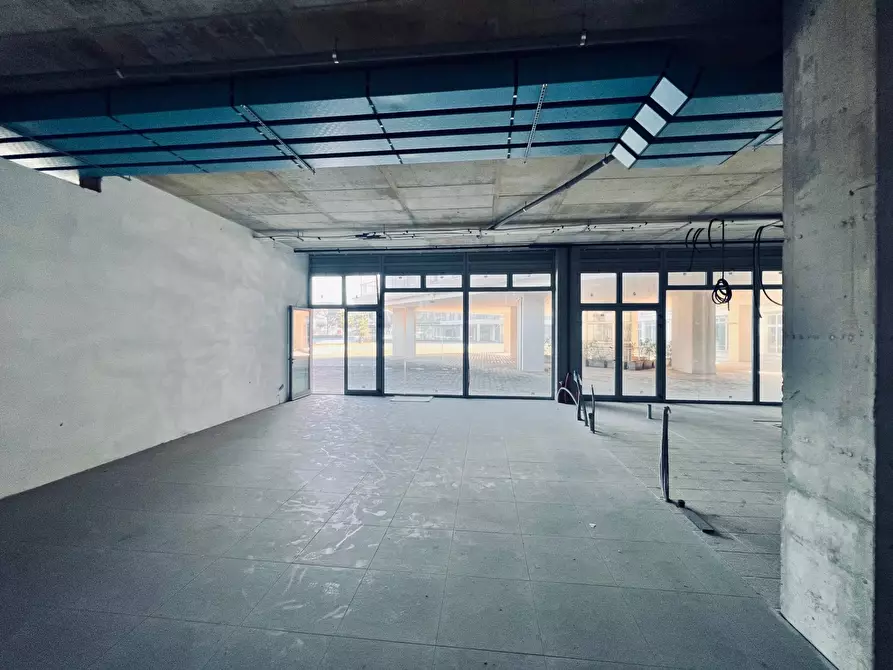 Immagine 4 di Locale commerciale in vendita  in piazza L. tenco a Jesolo