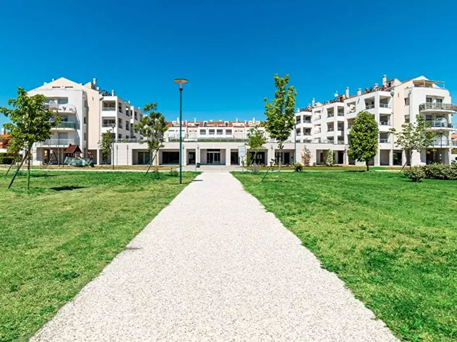 Immagine 3 di Locale commerciale in vendita  in VIA THAON DE REVEL a Cavallino-Treporti