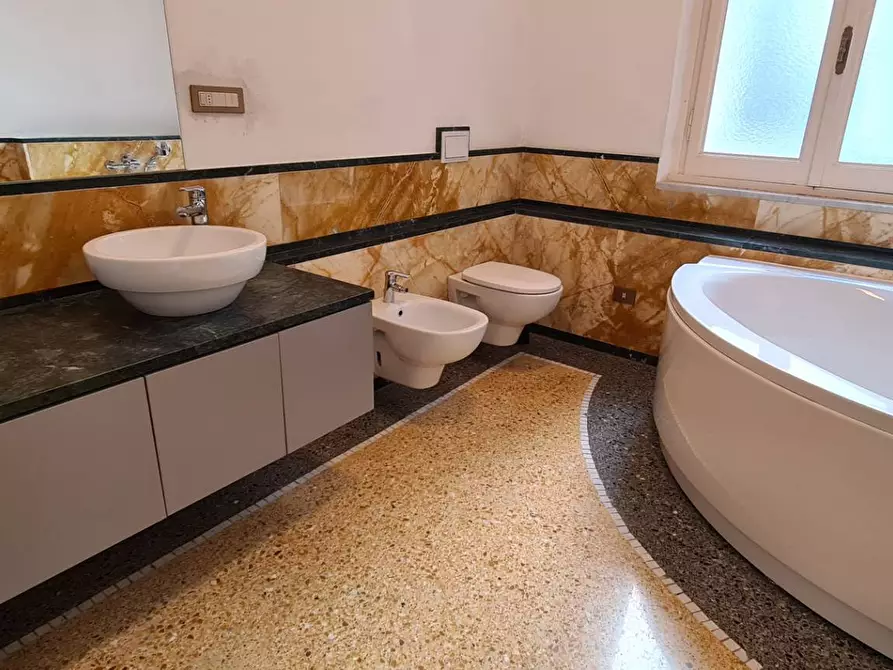 Immagine 4 di Appartamento in vendita  in VIALE ARATA a Chiavari