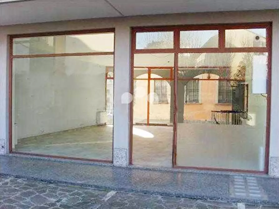Immagine 1 di Negozio in vendita  in Via Civerchi a Crema