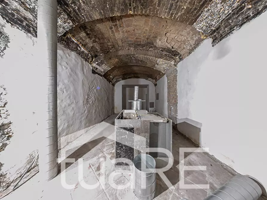 Immagine 12 di Negozio in vendita  in Piazza Cavour a Roma