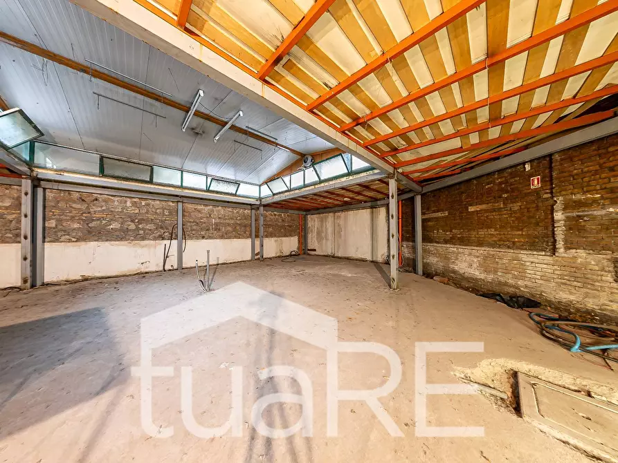 Immagine 15 di Negozio in vendita  in Piazza Cavour a Roma