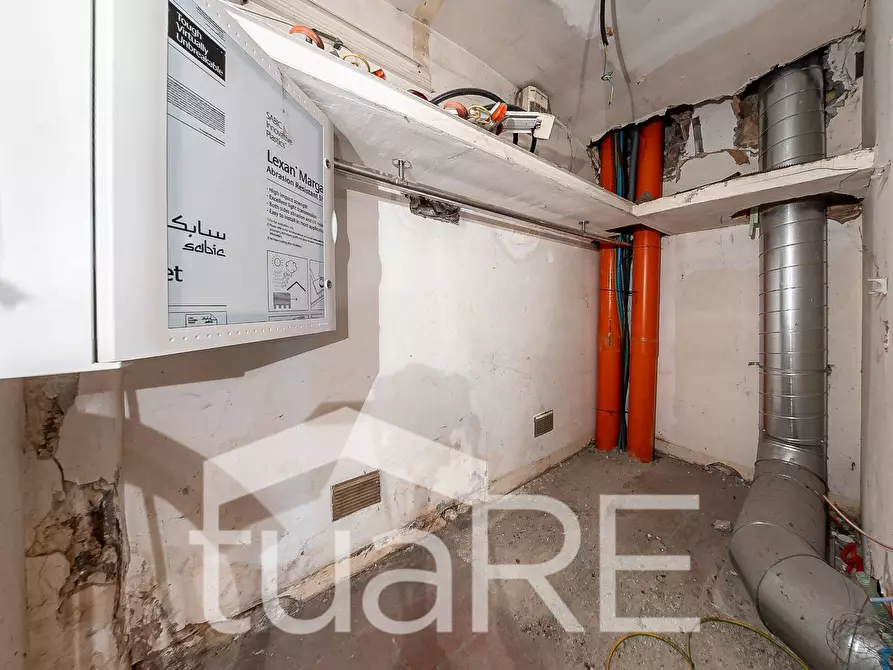 Immagine 18 di Negozio in vendita  in Piazza Cavour a Roma