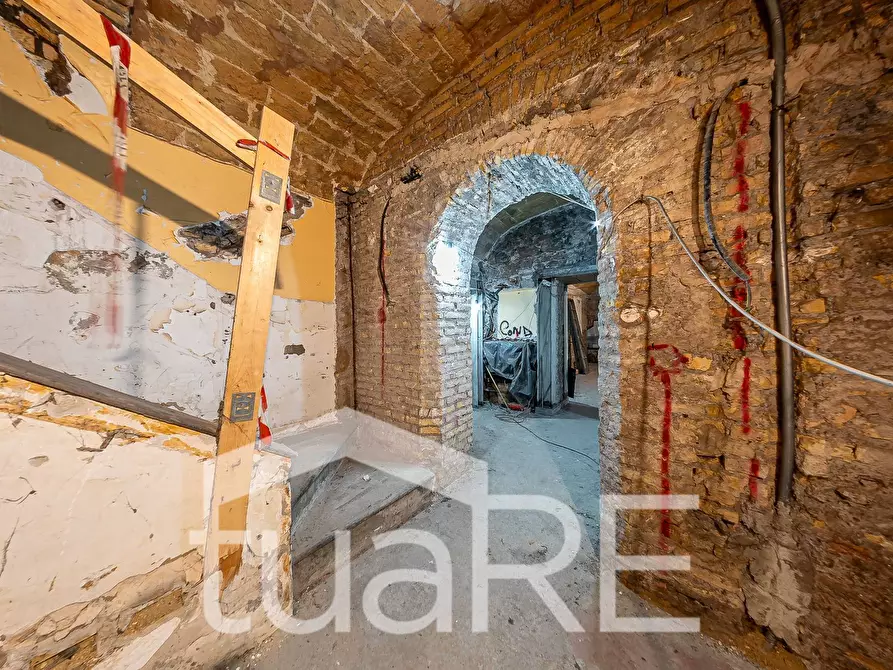 Immagine 19 di Negozio in vendita  in Piazza Cavour a Roma