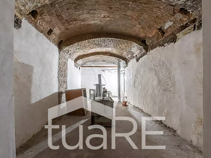 Immagine 23 di Negozio in vendita  in Piazza Cavour a Roma