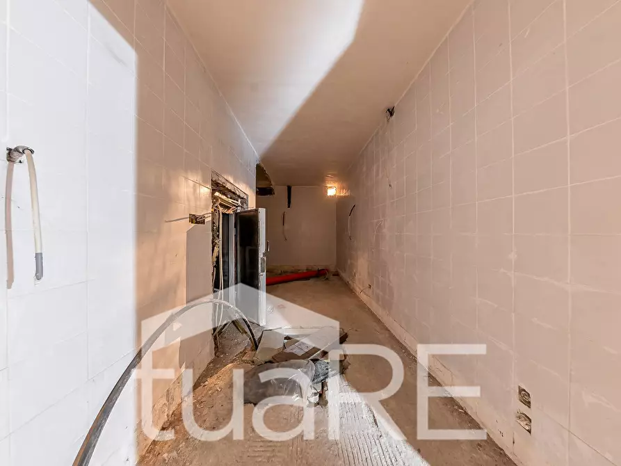 Immagine 24 di Negozio in vendita  in Piazza Cavour a Roma