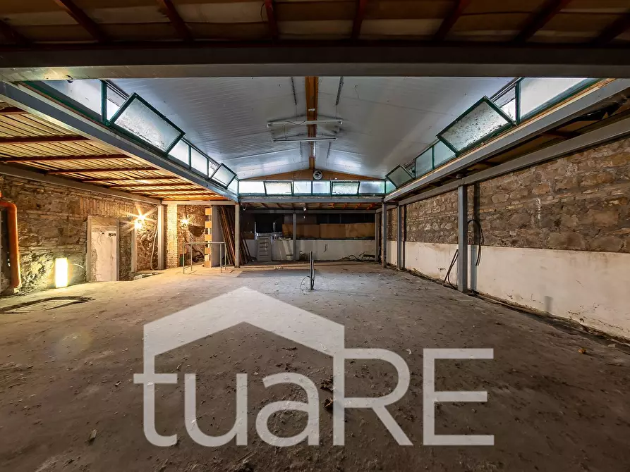 Immagine 29 di Negozio in vendita  in Piazza Cavour a Roma