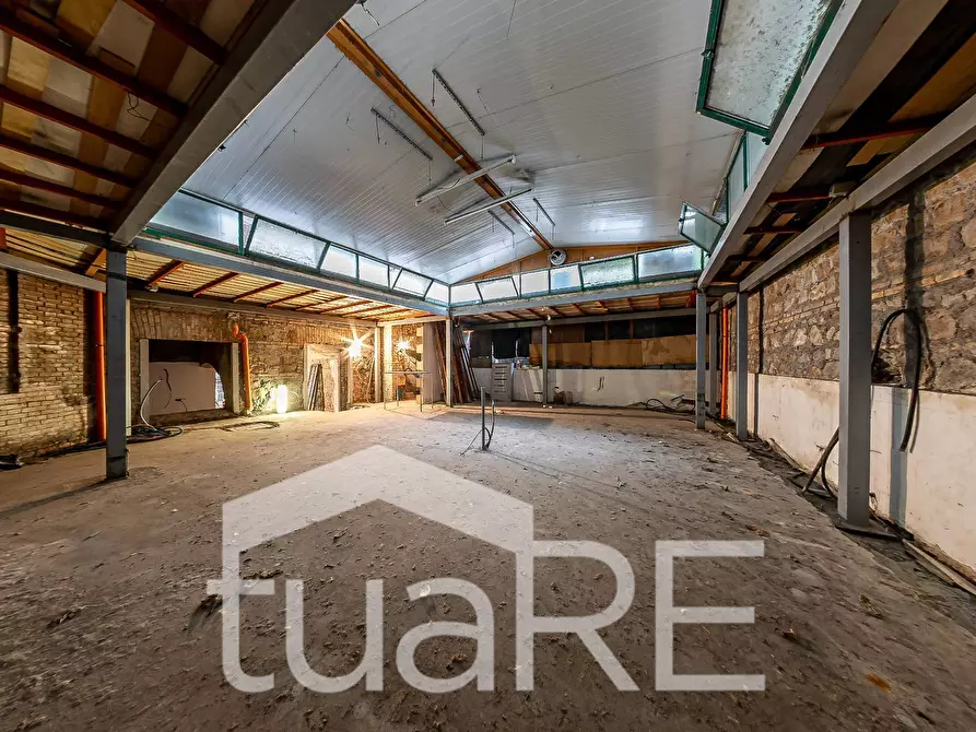 Immagine 30 di Negozio in vendita  in Piazza Cavour a Roma