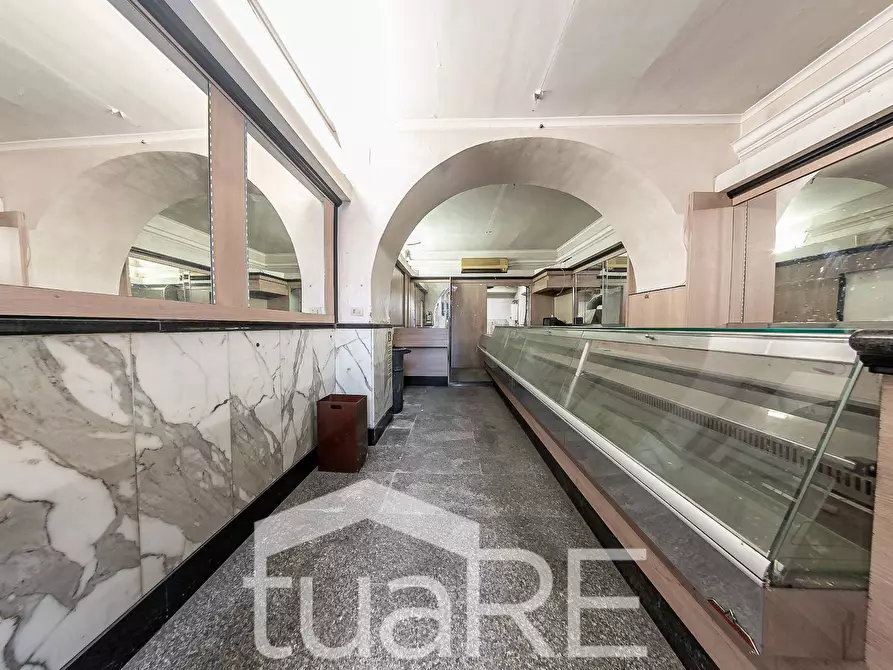 Immagine 11 di Negozio in affitto  in Via Antonio Salandra a Roma