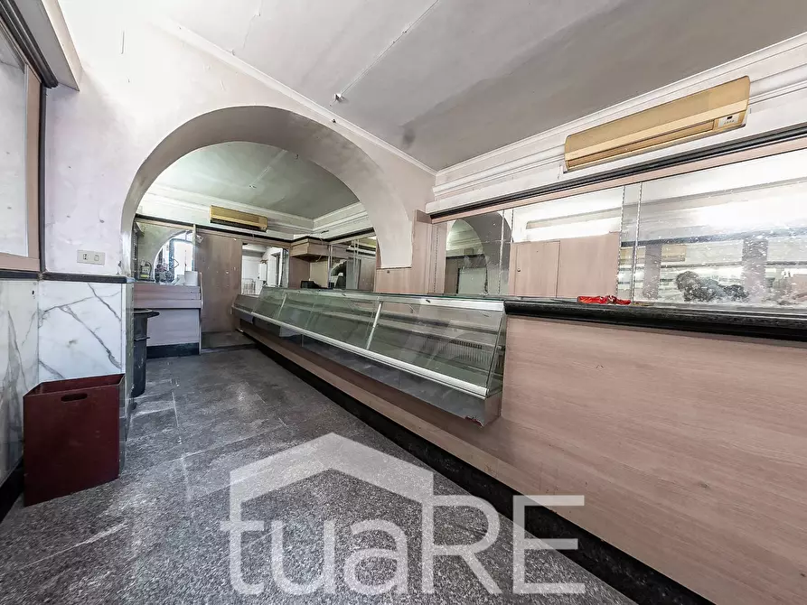 Immagine 10 di Negozio in affitto  in Via Antonio Salandra a Roma