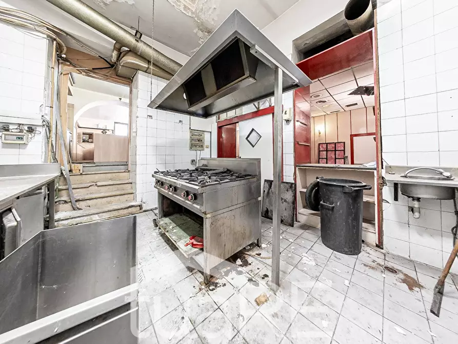 Immagine 22 di Negozio in affitto  in Via Antonio Salandra a Roma