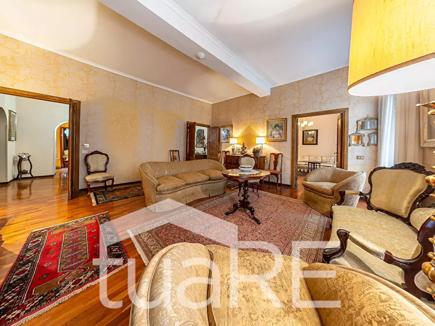 Immagine 2 di Appartamento in vendita  in Via Borgognona a Roma