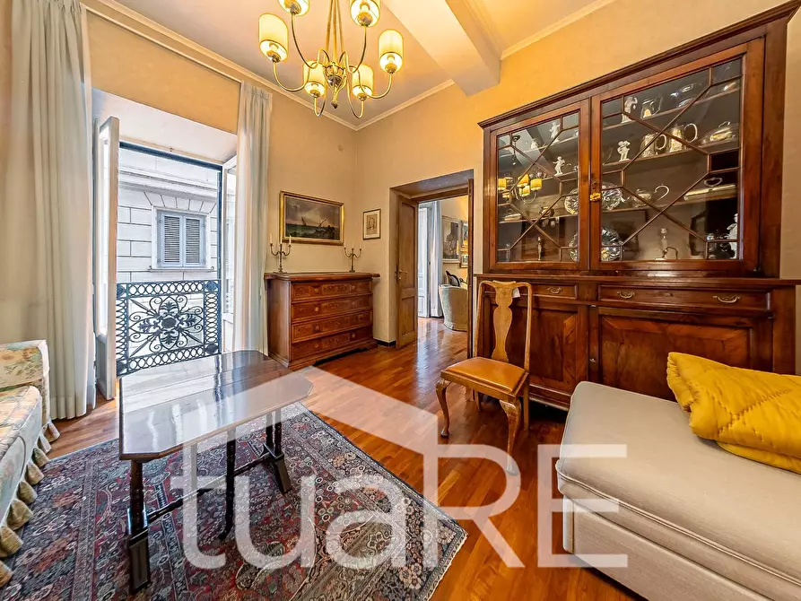 Immagine 4 di Appartamento in vendita  in Via Borgognona a Roma