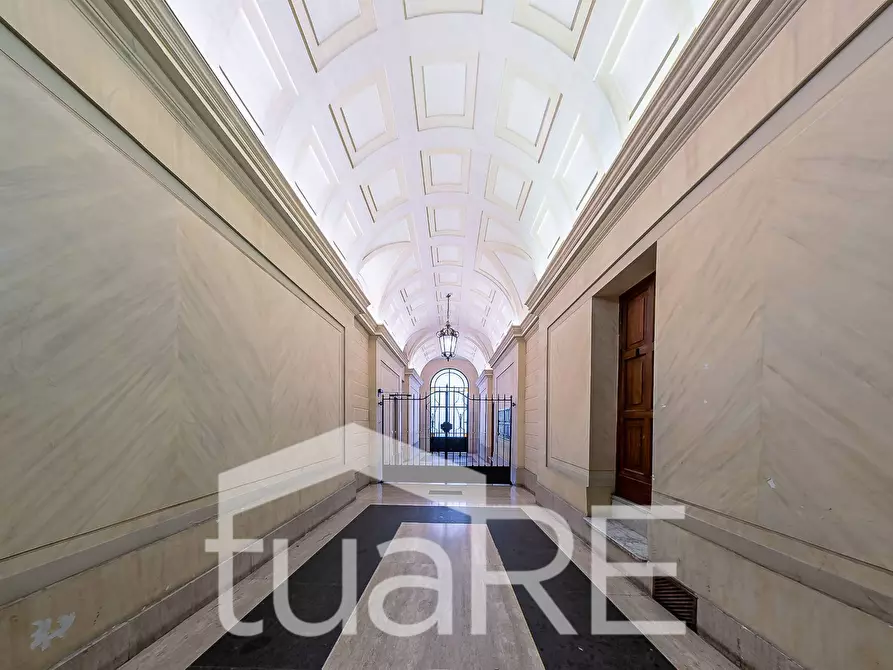 Immagine 12 di Appartamento in vendita  in Via Borgognona a Roma