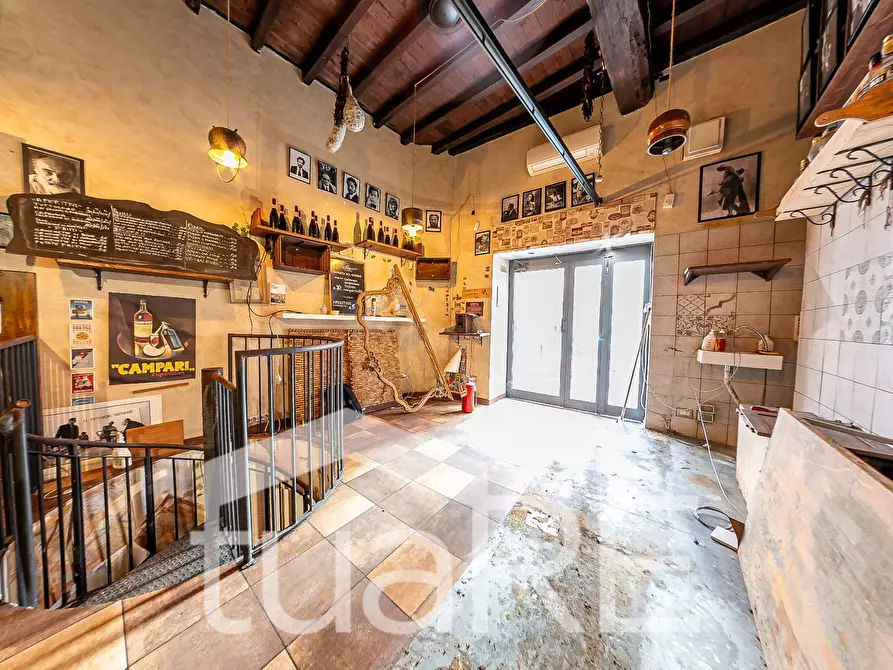 Immagine 3 di Negozio in vendita  in Via Del Gesu' a Roma