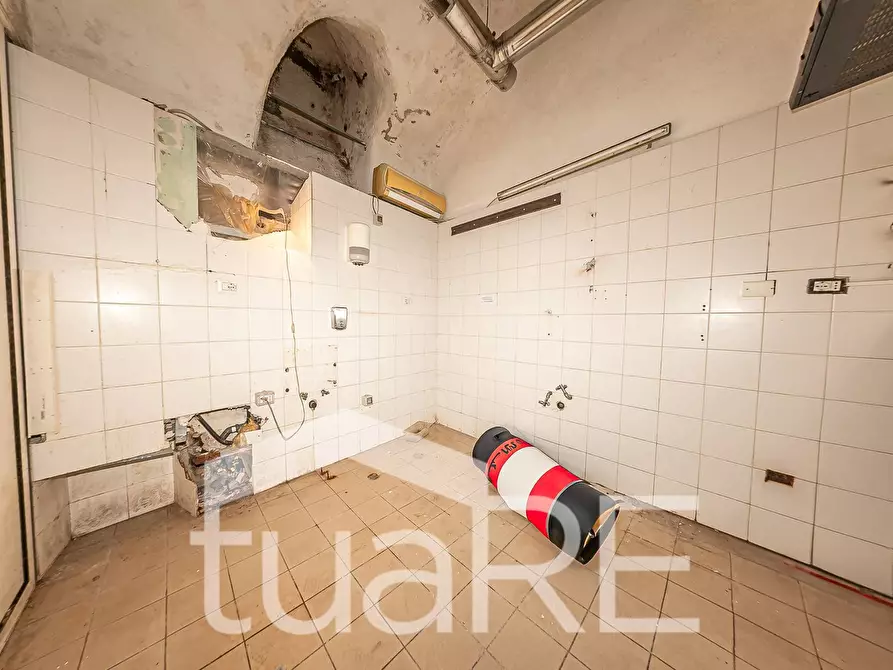 Immagine 8 di Negozio in vendita  in Via Del Gesu' a Roma