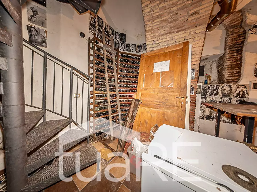 Immagine 15 di Negozio in vendita  in Via Del Gesu' a Roma