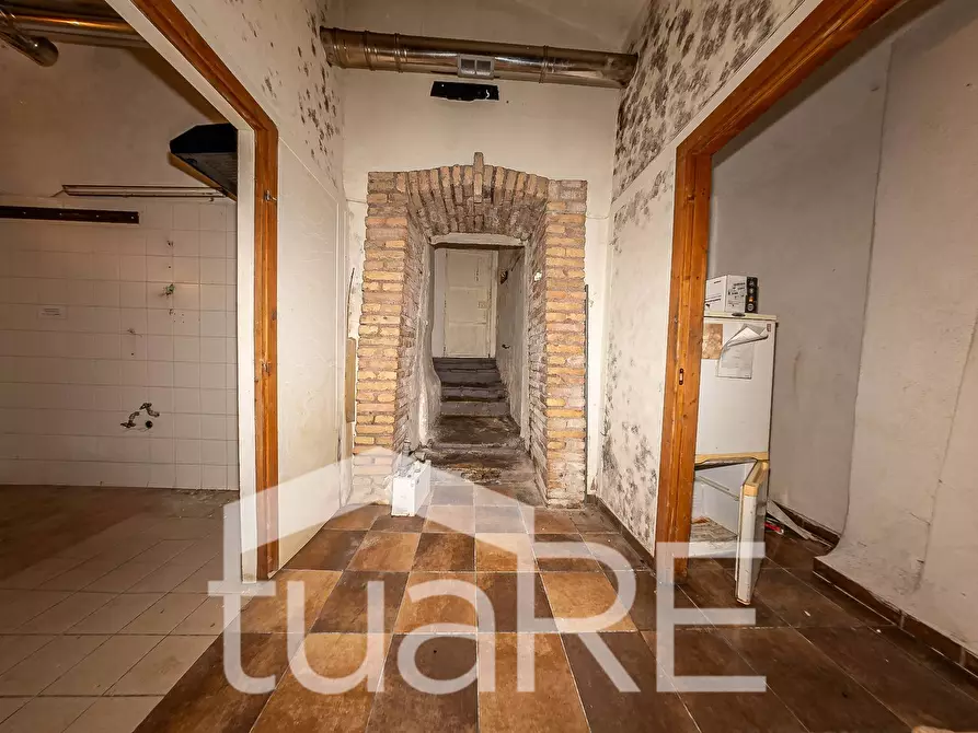 Immagine 18 di Negozio in vendita  in Via Del Gesu' a Roma