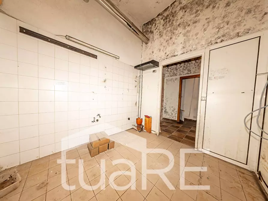 Immagine 19 di Negozio in vendita  in Via Del Gesu' a Roma