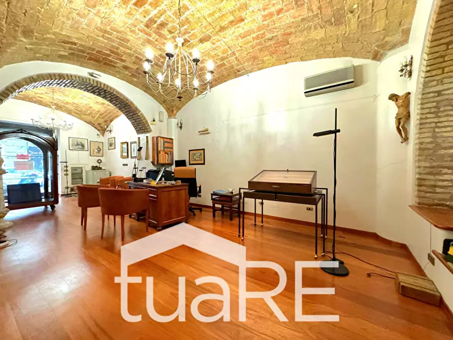 Immagine 4 di Negozio in affitto  in Via Sardegna a Roma