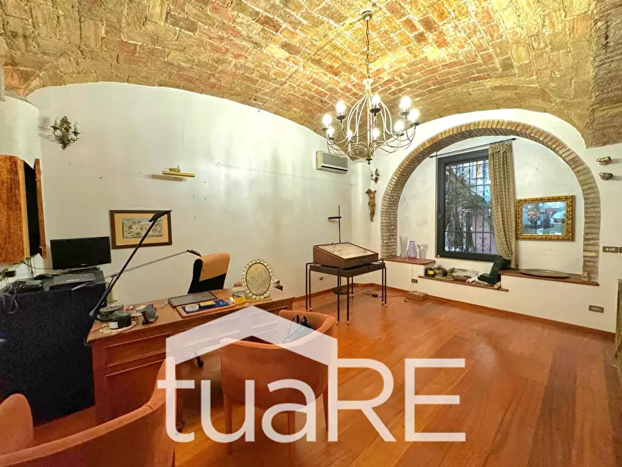 Immagine 16 di Negozio in affitto  in Via Sardegna a Roma