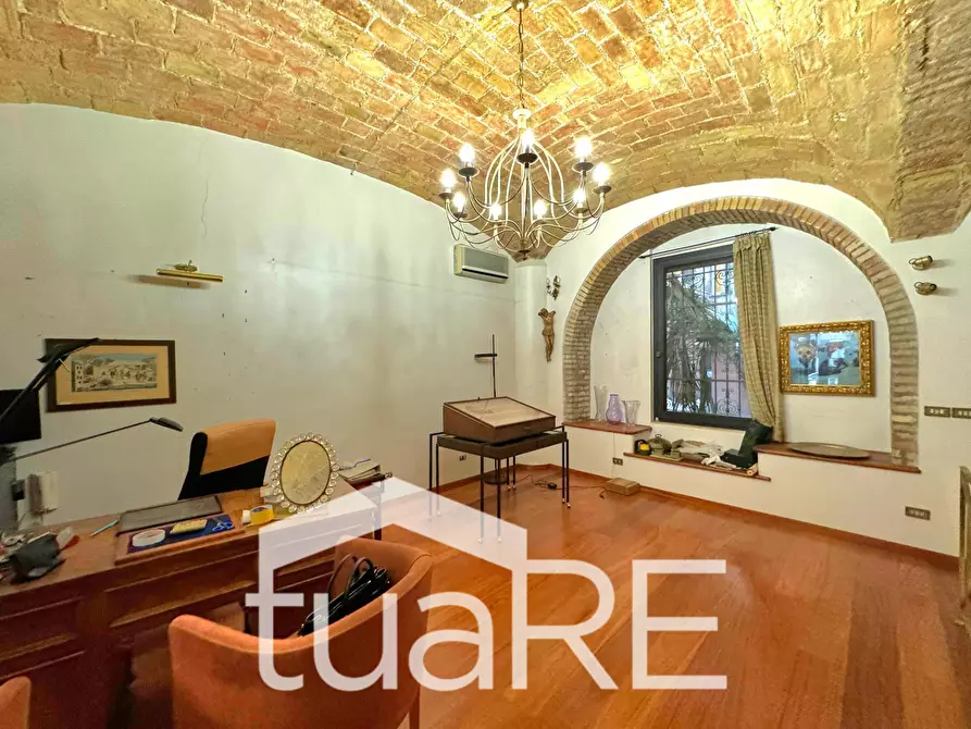 Immagine 18 di Negozio in affitto  in Via Sardegna a Roma