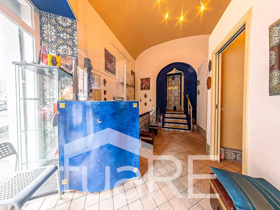 Immagine 2 di Negozio in vendita  in Via Otranto a Roma