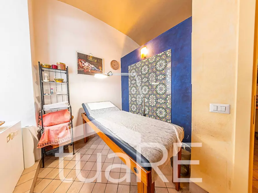 Immagine 6 di Negozio in vendita  in Via Otranto a Roma