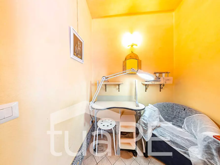 Immagine 8 di Negozio in vendita  in Via Otranto a Roma