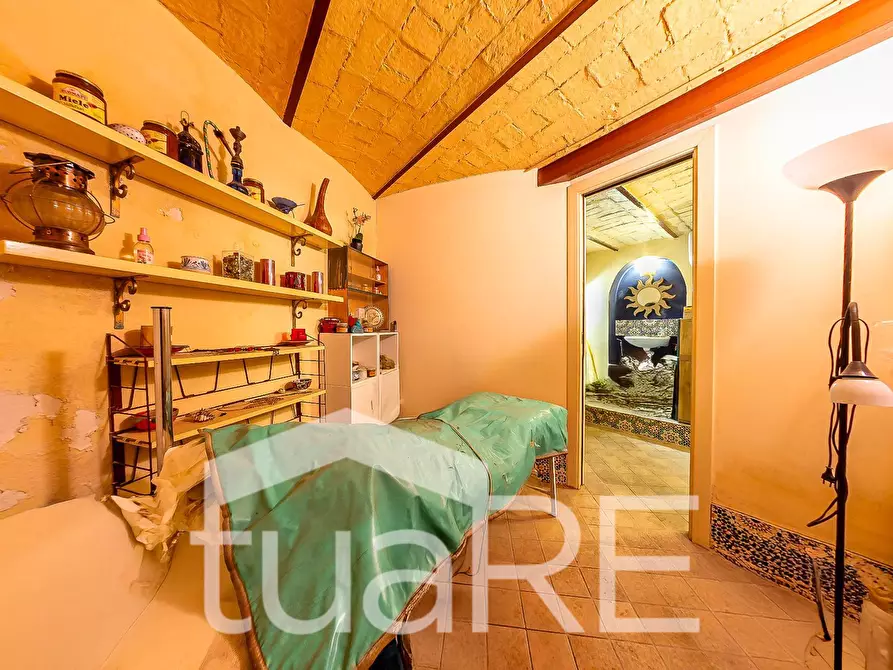 Immagine 9 di Negozio in vendita  in Via Otranto a Roma