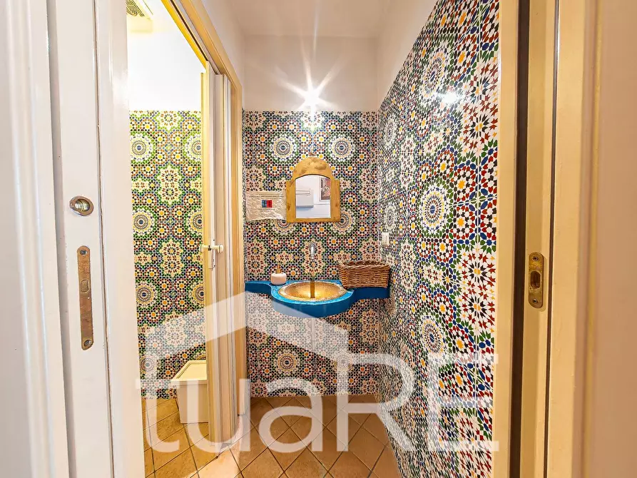 Immagine 10 di Negozio in vendita  in Via Otranto a Roma