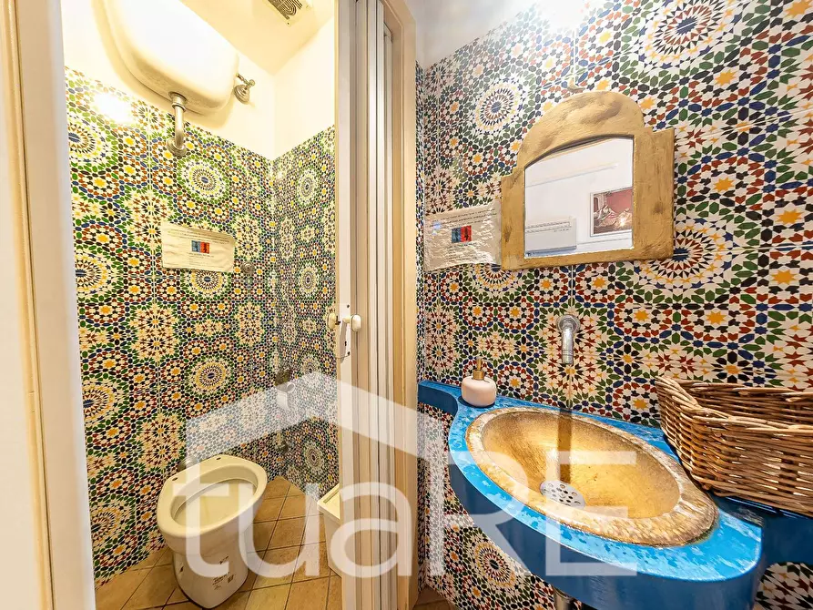 Immagine 11 di Negozio in vendita  in Via Otranto a Roma