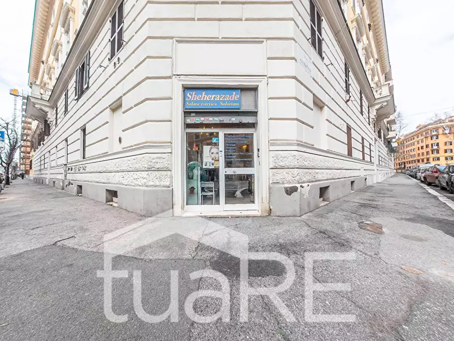Immagine 12 di Negozio in vendita  in Via Otranto a Roma