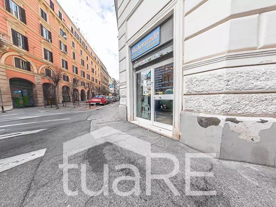 Immagine 13 di Negozio in vendita  in Via Otranto a Roma
