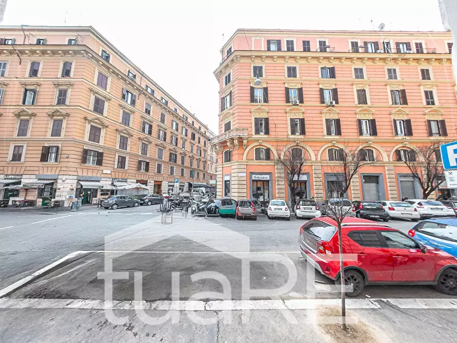 Immagine 16 di Negozio in vendita  in Via Otranto a Roma