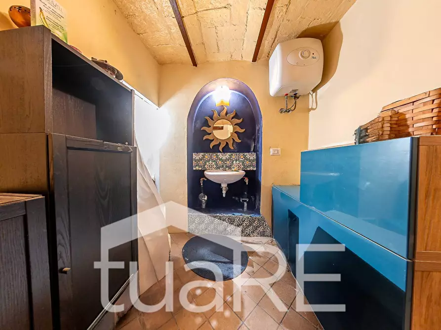 Immagine 17 di Negozio in vendita  in Via Otranto a Roma