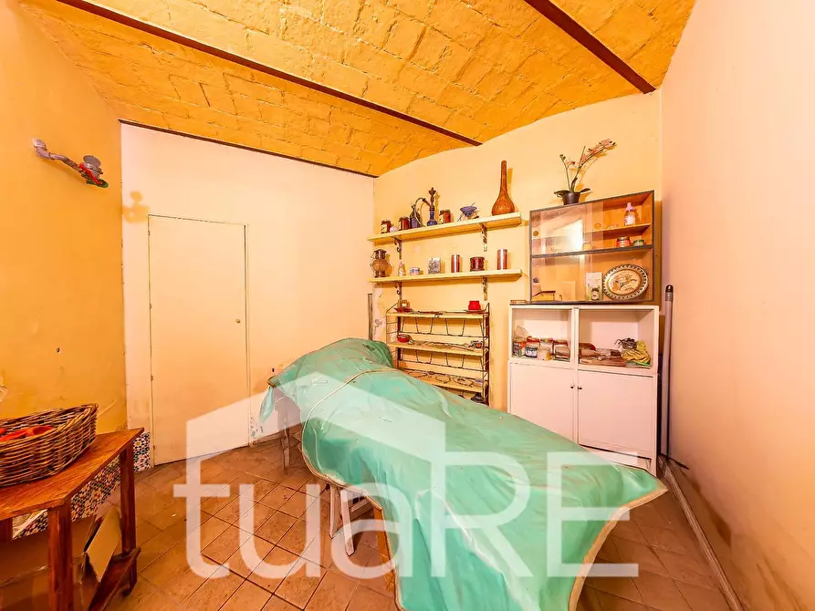 Immagine 19 di Negozio in vendita  in Via Otranto a Roma