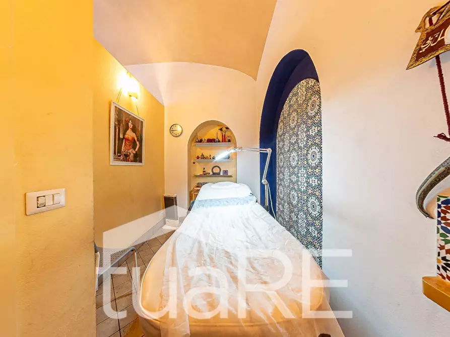 Immagine 21 di Negozio in vendita  in Via Otranto a Roma