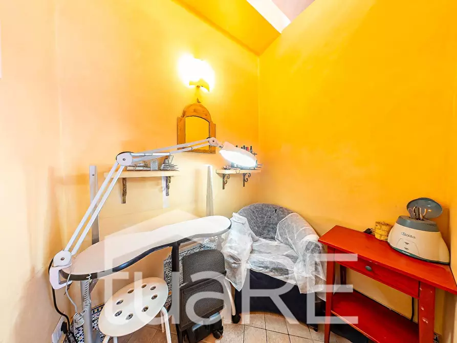 Immagine 22 di Negozio in vendita  in Via Otranto a Roma