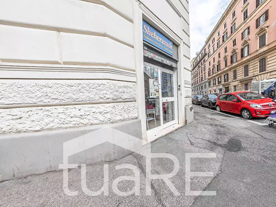 Immagine 25 di Negozio in vendita  in Via Otranto a Roma