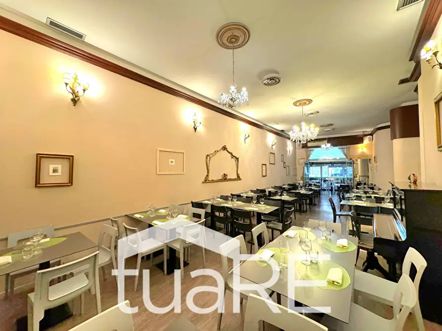 Immagine 18 di Negozio in vendita  in Via Leccosa a Roma