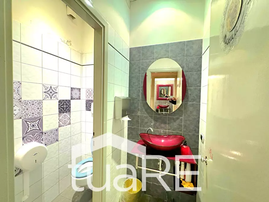 Immagine 20 di Negozio in vendita  in Via Leccosa a Roma