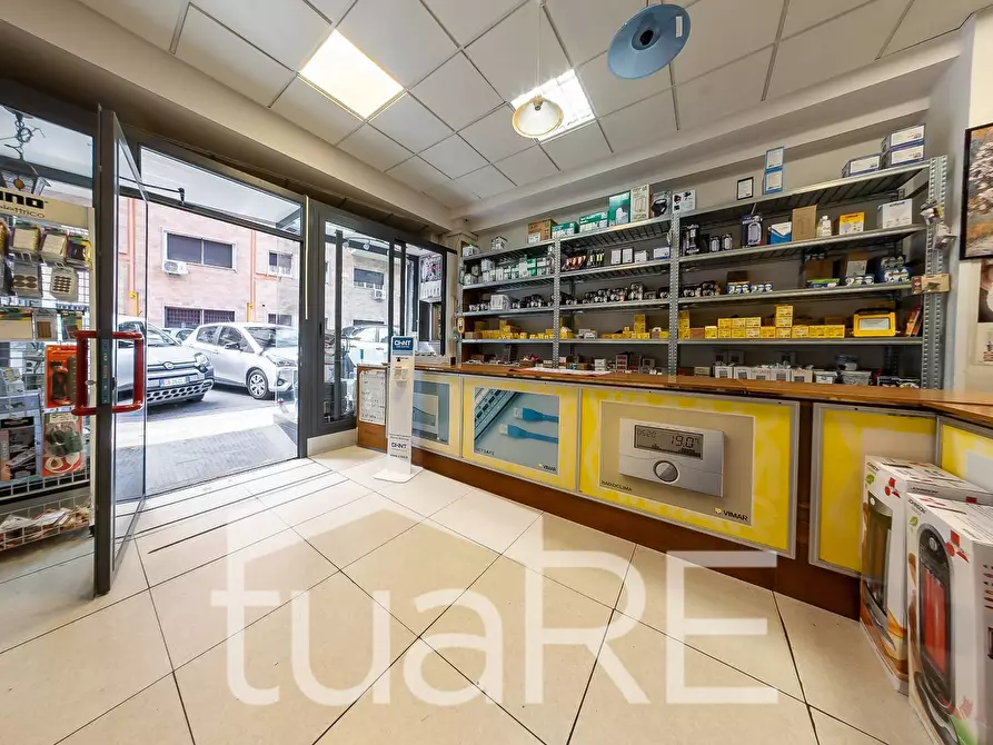 Immagine 2 di Negozio in vendita  in Via Giuseppe Ravizza a Roma