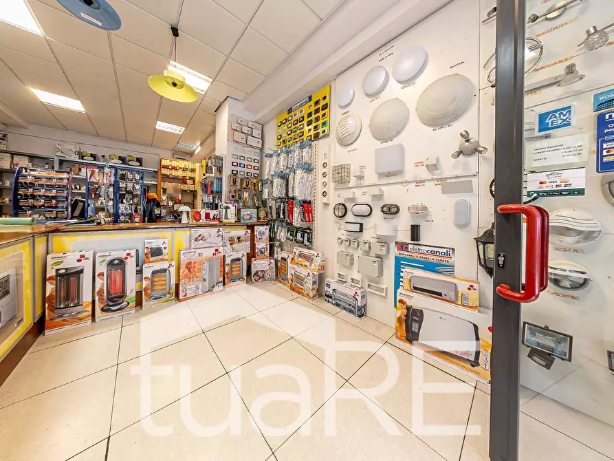 Immagine 15 di Negozio in vendita  in Via Giuseppe Ravizza a Roma