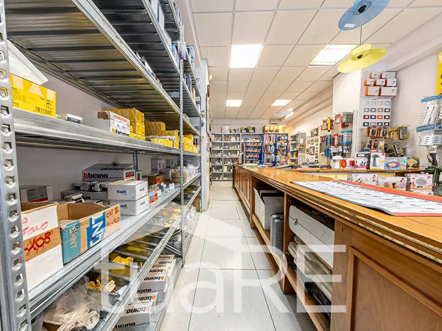 Immagine 18 di Negozio in vendita  in Via Giuseppe Ravizza a Roma