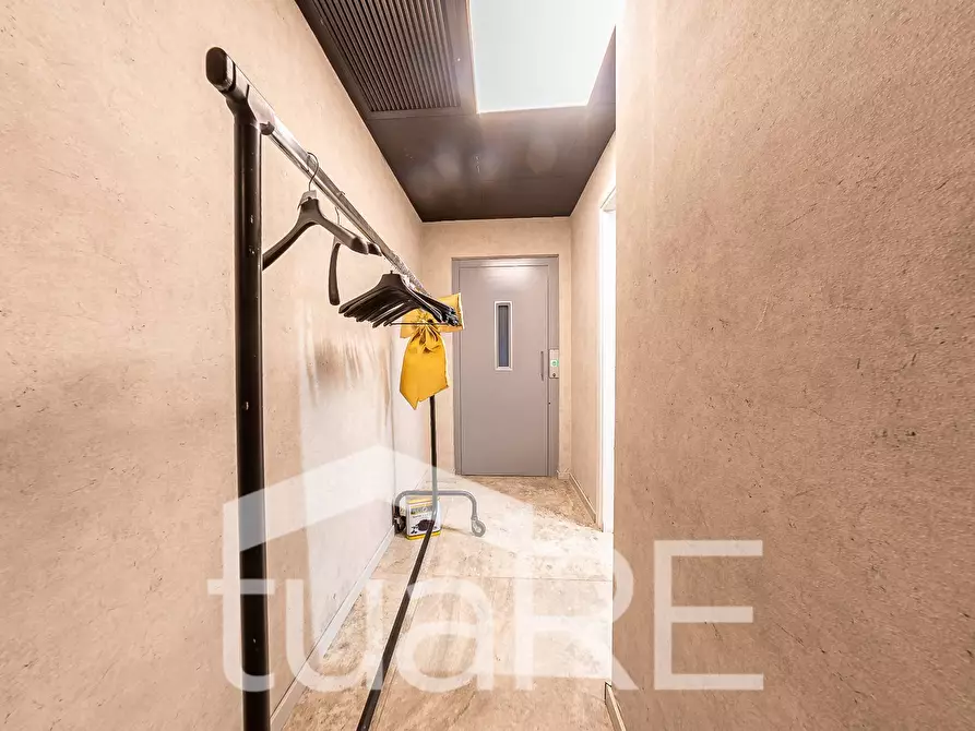 Immagine 13 di Negozio in vendita  in Via Nizza a Roma