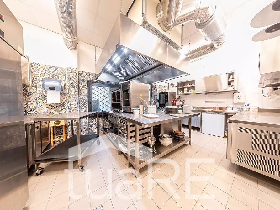 Immagine 14 di Negozio in vendita  in Via Nizza a Roma