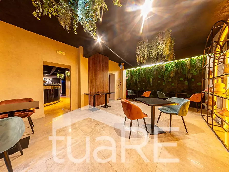 Immagine 8 di Negozio in vendita  in Via Nizza a Roma